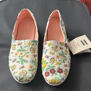 Toms Floral Canvas Slip-Ons in Cream with Multicolor Flowers NEW